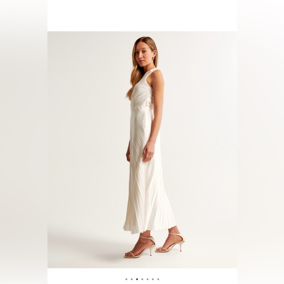 The A&F Giselle Pleated One-Shoulder
Maxi Dress - Picture 3 of 13